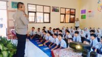 Puluhan Siswa-Siswi SMP Satu Atap Mesoyi Dengarkan Penyuluhan Bahaya Narkoba dari Anggota Polsek Talun Puluhan Siswa-Siswi SMP Satu Atap Mesoyi Dengarkan Penyuluhan Bahaya Narkoba dari Anggota Polsek Talun