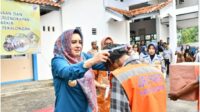 Bupati Pekalongan Pimpin Apel Penyerahan Perlengkapan Juru Parkir Se-Kabupaten Pekalongan Bupati Pekalongan Pimpin Apel Penyerahan Perlengkapan Juru Parkir Se-Kabupaten Pekalongan