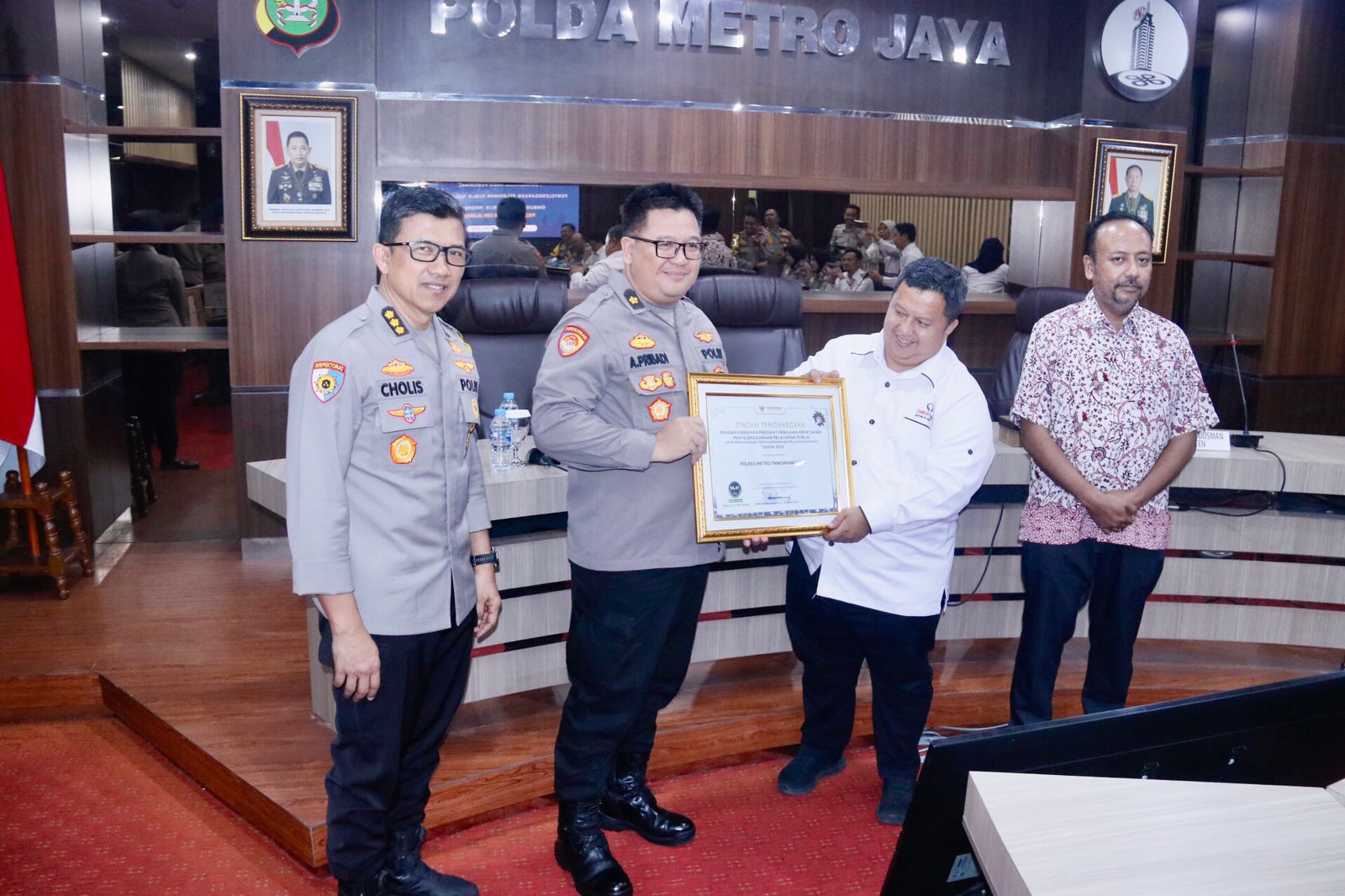 Polres Metro Tangerang Kota Raih Penghargaan Penyelenggara Pelayanan Publik Nilai Tertinggi Polres Metro Tangerang Kota Raih Penghargaan Penyelenggara Pelayanan Publik Nilai Tertinggi