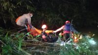 Polisi Evakuasi Sesosok Mayat Laki-Laki yang Ditemukan Warga di Sungai Sragi baru Polisi Evakuasi Sesosok Mayat Laki-Laki yang Ditemukan Warga di Sungai Sragi baru