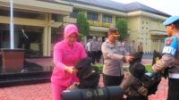 Kapolres Didampingi Ketua Bhayangkari Cabang Pekalongan Sematkan Baret kepada Para Bintara Remaja Kapolres Didampingi Ketua Bhayangkari Cabang Pekalongan Sematkan Baret kepada Para Bintara Remaja