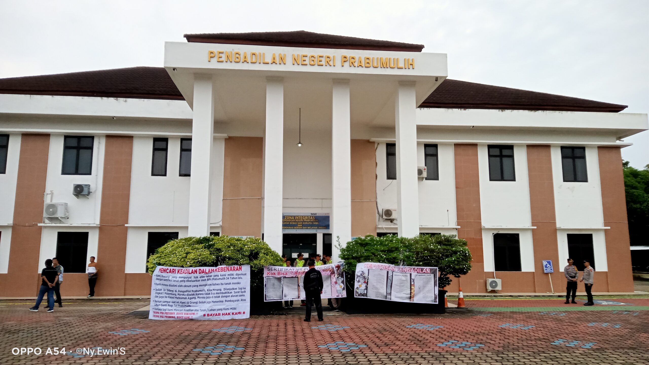 4 Tahun Tak Ada Kepastian, Masih Sengketa Lahan Tol IndraPrabu, LSM MLRB Kembali Gelar Aksi Di Kantor PN Prabumulih