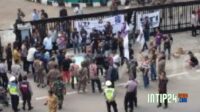 Gabungan Aliansi Wartawan Tangsel Demo Tolak Revisi UU Penyiaran Gabungan Aliansi Wartawan Tangsel Demo Tolak Revisi UU Penyiaran
