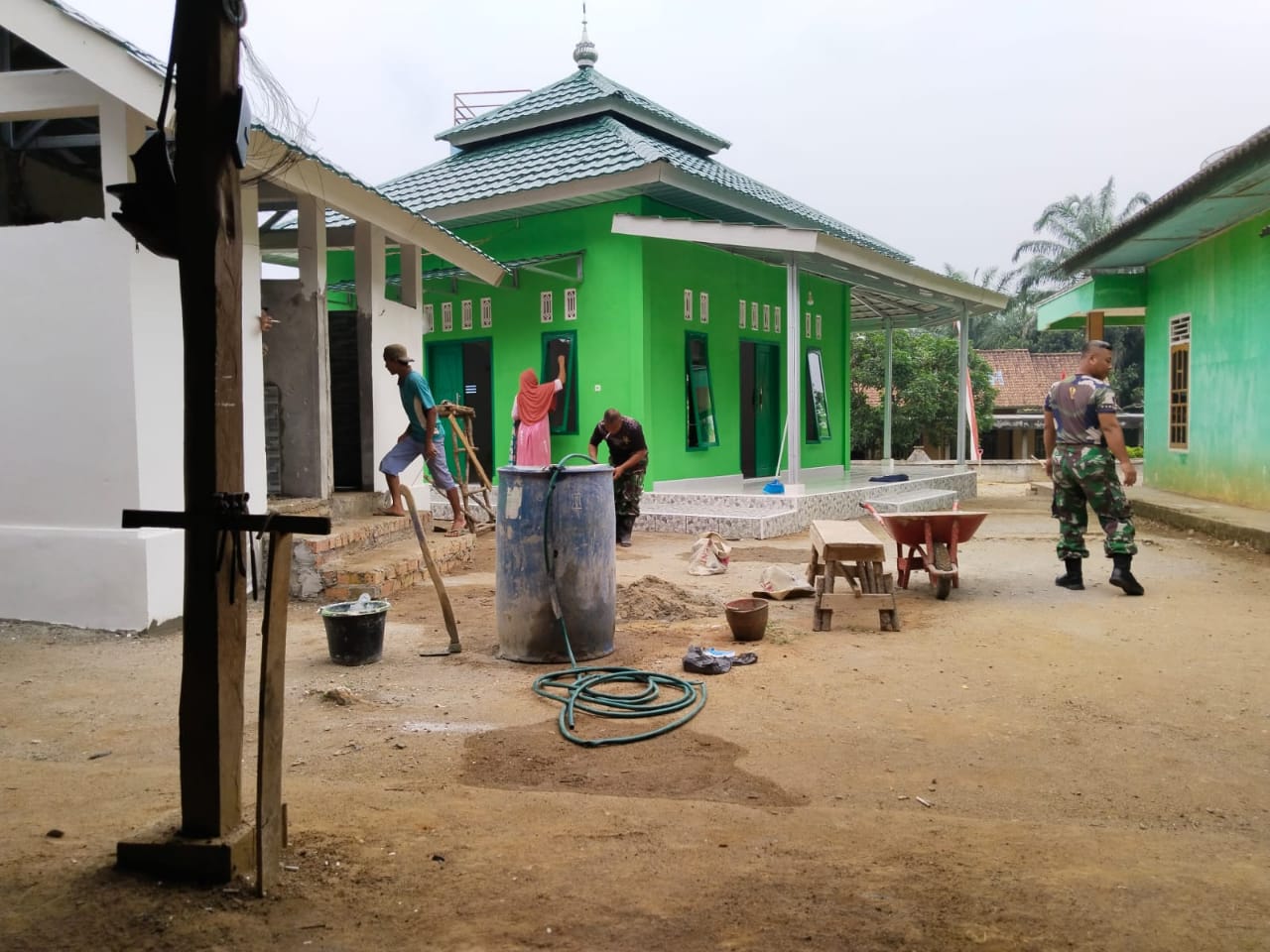 Satgas TMMD Kodim 0404/Muara Enim Bantu Pemasangan Keramik Kamar Mandi Mushola