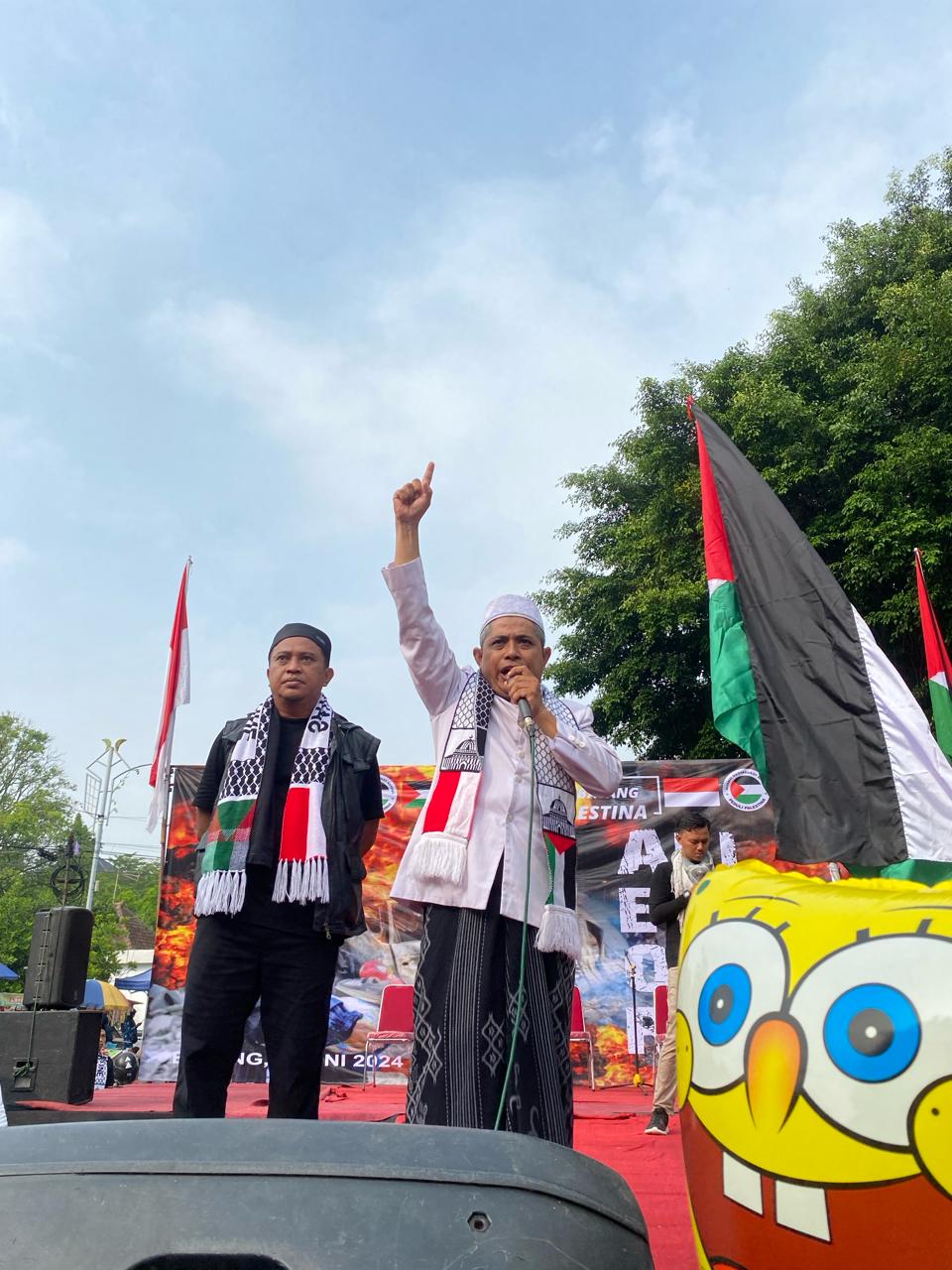 Aksi Peduli Palestina di Alun-Alun Batang Berlangsung Lancar Meski Diguyur Hujan