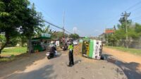 Dump Truk Terguling, Satlantas Polres Pekalongan Evakuasi dan Bersihkan Ceceran Tanah serta Tumpahan Oli