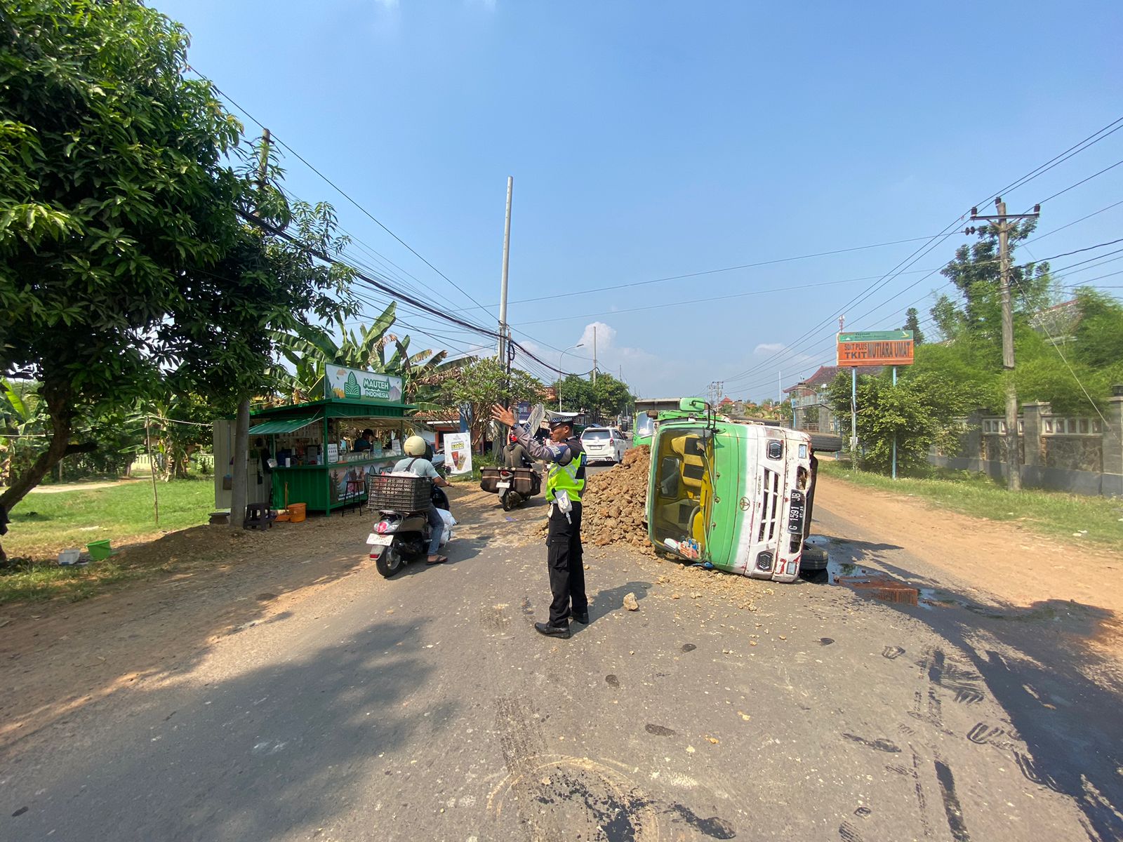 Dump Truk Terguling, Satlantas Polres Pekalongan Evakuasi dan Bersihkan Ceceran Tanah serta Tumpahan Oli Dump Truk Terguling, Satlantas Polres Pekalongan Evakuasi dan Bersihkan Ceceran Tanah serta Tumpahan Oli