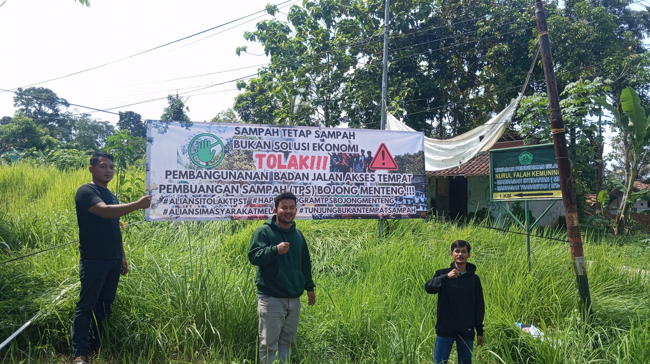 Warga Mulai Pasang Spanduk Tolak Pembangunan Jalan Akses ke TPS Bojong Menteng