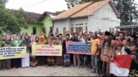 Puluhan Emak Emak Kembali Orasi Tolak Rencana Pembangunan TPA Purana