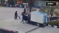 Pengendara Motor Berboncengan Gondol Tas Milik Korban Supir Mobil Box Pengendara Motor Berboncengan Gondol Tas Milik Korban Supir Mobil Box