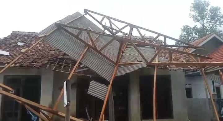 Angin Puting Beliung Rusak Sejumlah Rumah Warga di Kecamatan Cikeusal
