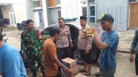 Kapolsek Rajeg Beri Bantuan Korban Banjir Perumahan Royal Rajeg