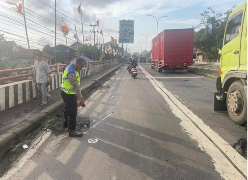 Rem Mendadak Hindari Lubang, 2 Wanita Tewas Diseruduk Truk di Batang