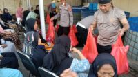 Panen Kelima Program Ketapang, Kapolres Serang Bagikan Ikan Lele Dan Sembako Pada Emak-emak Warga Desa Citerep Ciruas