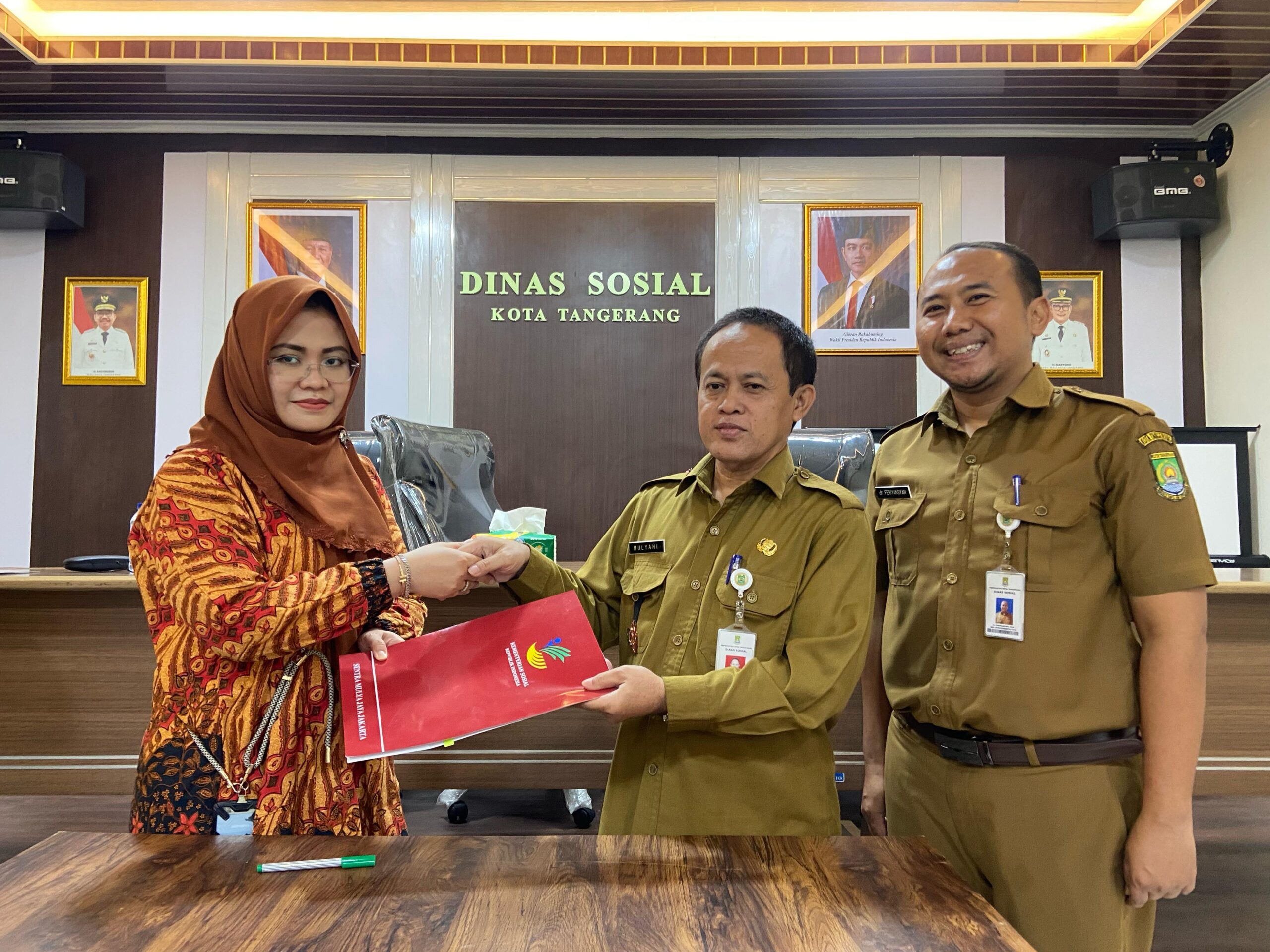Dinsos Kota Tangerang Salurkan Bantuan ATENSI Tahun 2025 Dinsos Kota Tangerang Salurkan Bantuan ATENSI Tahun 2025