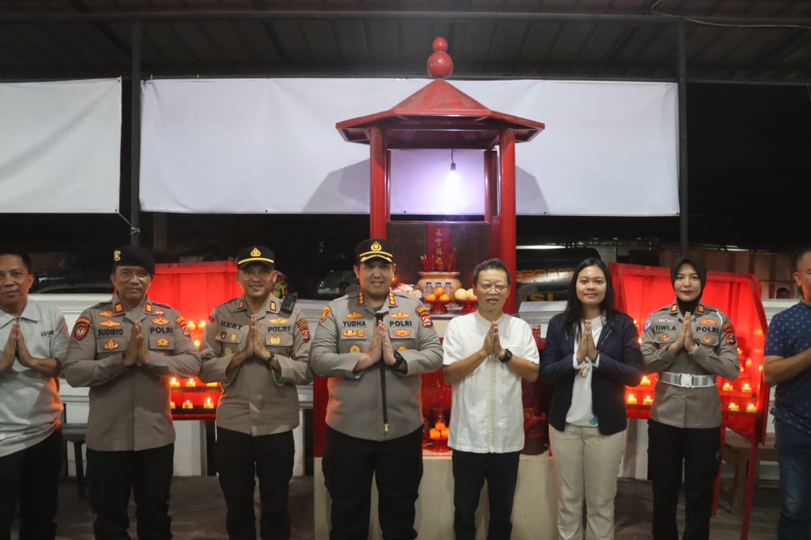 Kapolresta Serang Kota bersama Pejabat Utama dan Personil laksanakan pengamanan Hari Waisak di Vihara Metta