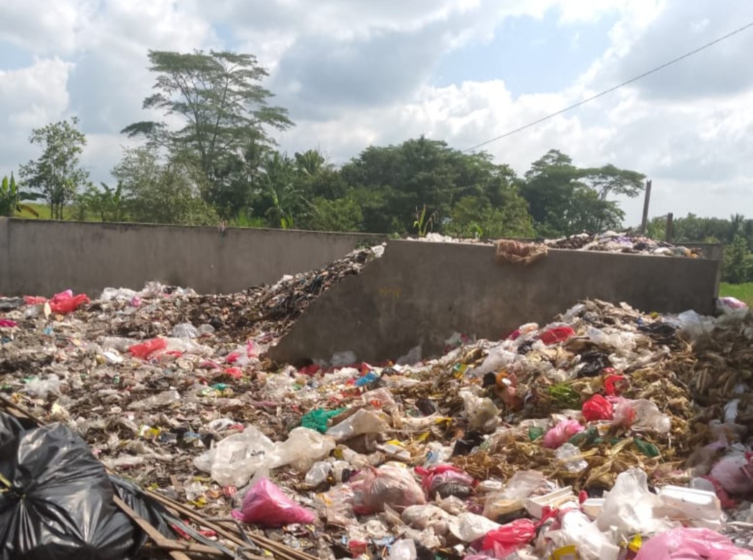 Warga dan Pedagang keluhkan bau busuk dan Pengelolaan sampah Pasar Petir yang amburadul