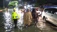 Akibat Hujan Deras, Petugas Gabungan Bersama BPBD Kota Tangerang Langsung Tangani Genangan Air di Sejumlah Titik