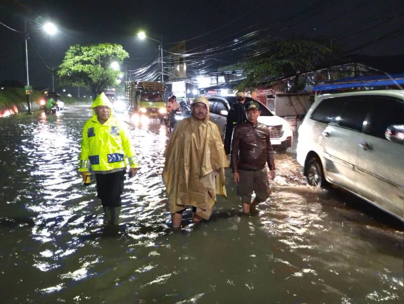 Akibat Hujan Deras, Petugas Gabungan Bersama BPBD Kota Tangerang Langsung Tangani Genangan Air di Sejumlah Titik