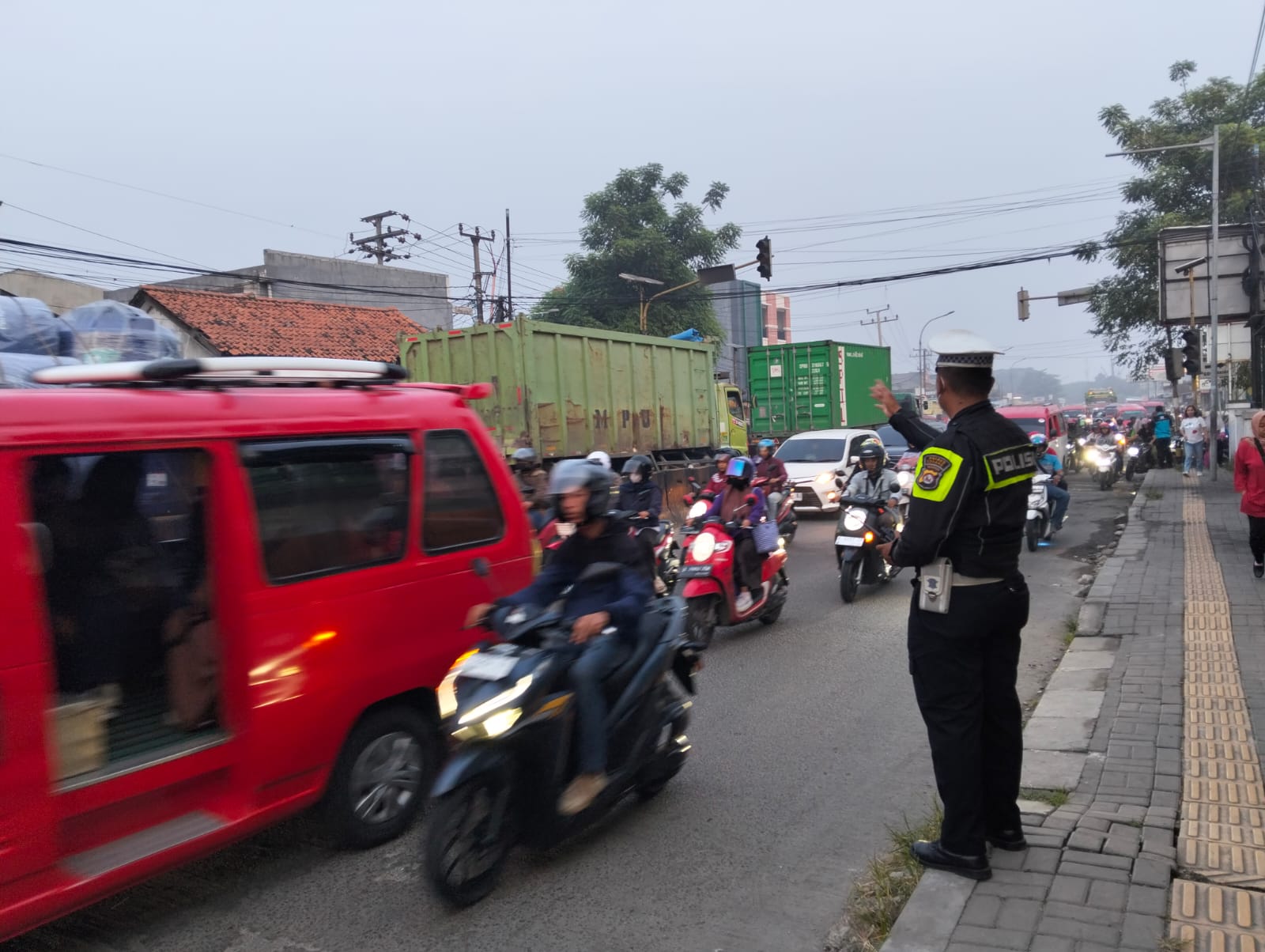 Antisipasi Kemacetan Saat Libur Panjang , Personil Satlantas Polres Serang Diterjunkan Disepanjang Jalur Arteri