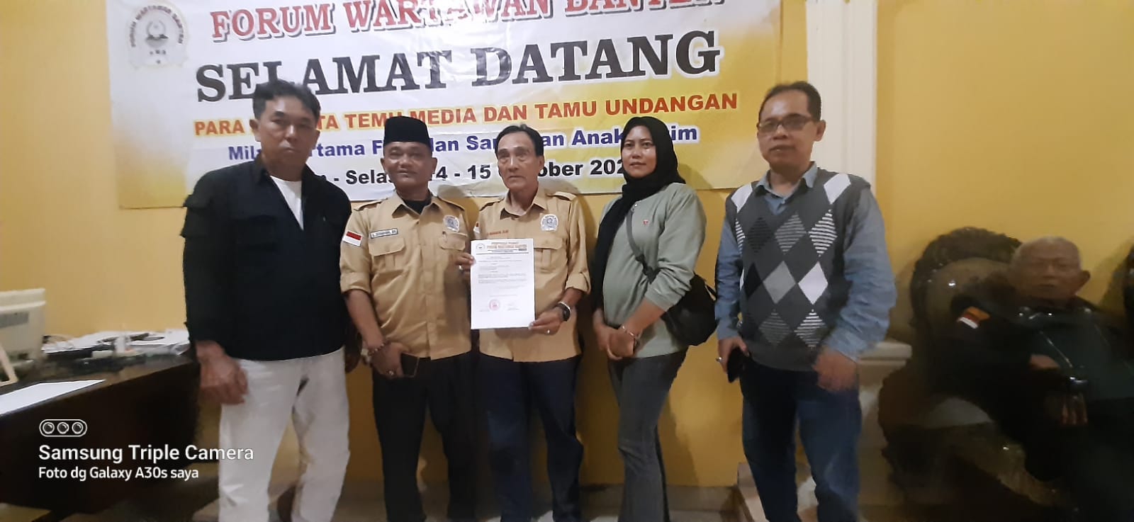 Penyerahan SK Pengurus FWB Kota dan Kabupaten Serang langkah strategis pengembangan organisasi Forum Wartawan Banten