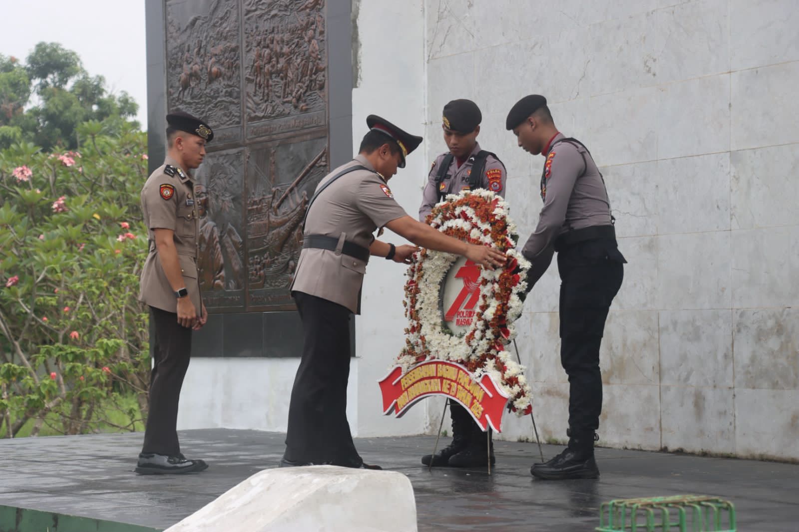 Kapolresta Serang bersama pejabat utama Polda Banten Ikuti Upacara Ziarah dan tabur bunga di TMP Ciceri.