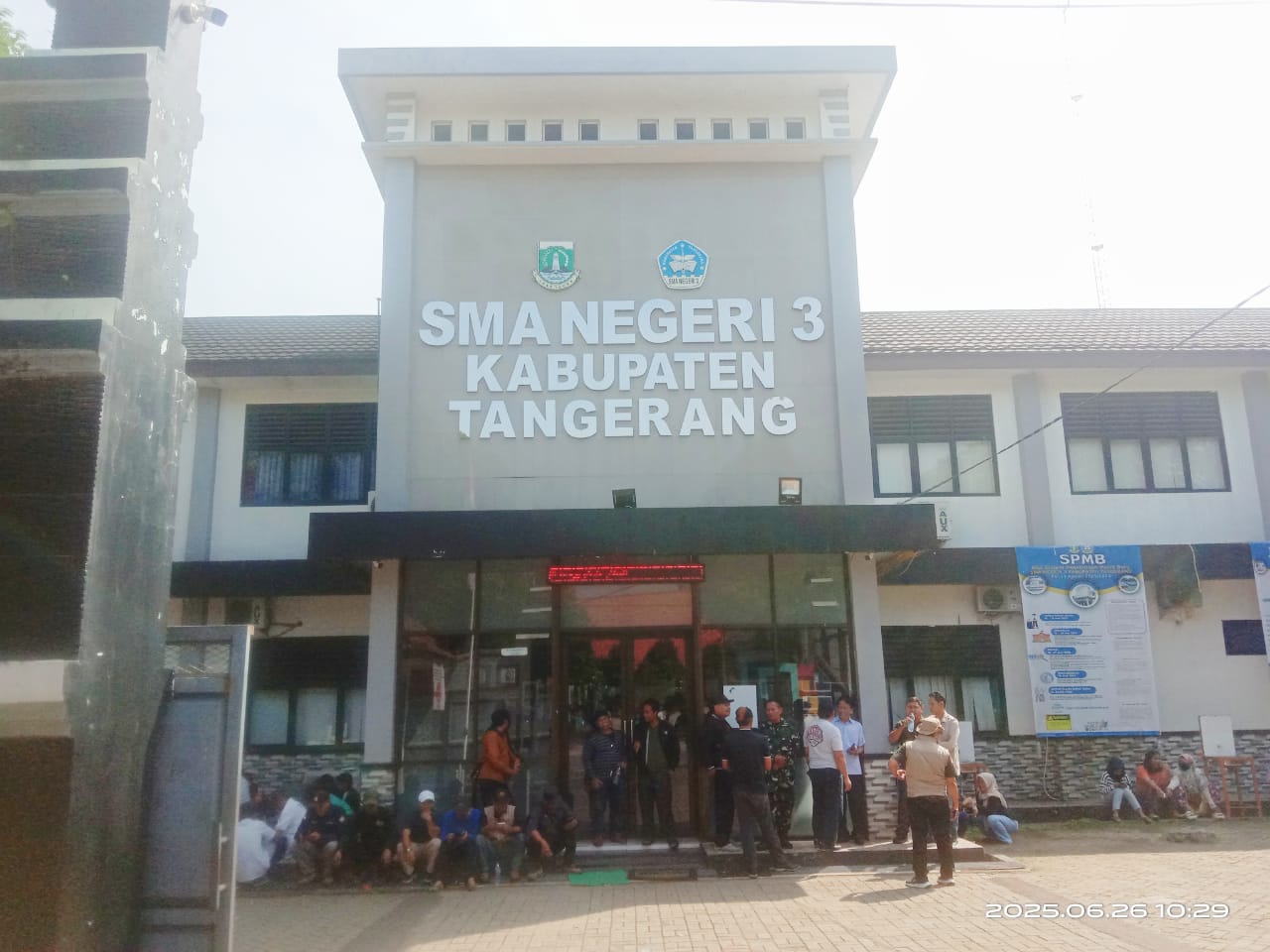 Tolak SPMB 2025, Warga Desa Kadu Jaya Kec.Curug Unjuk Rasa Di SMAN 3 Kab. Tangerang