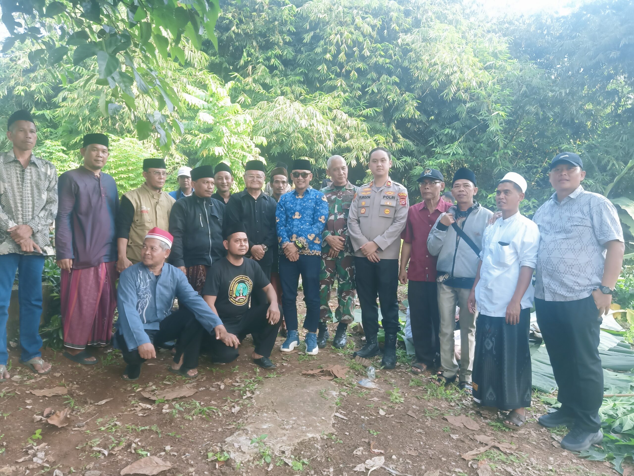 Dianggap meresahkan dan menyesatkan, Warga dan Aparat lakukan pembongkaran Makam palsu di Desa Seuat Kecamatan Petir