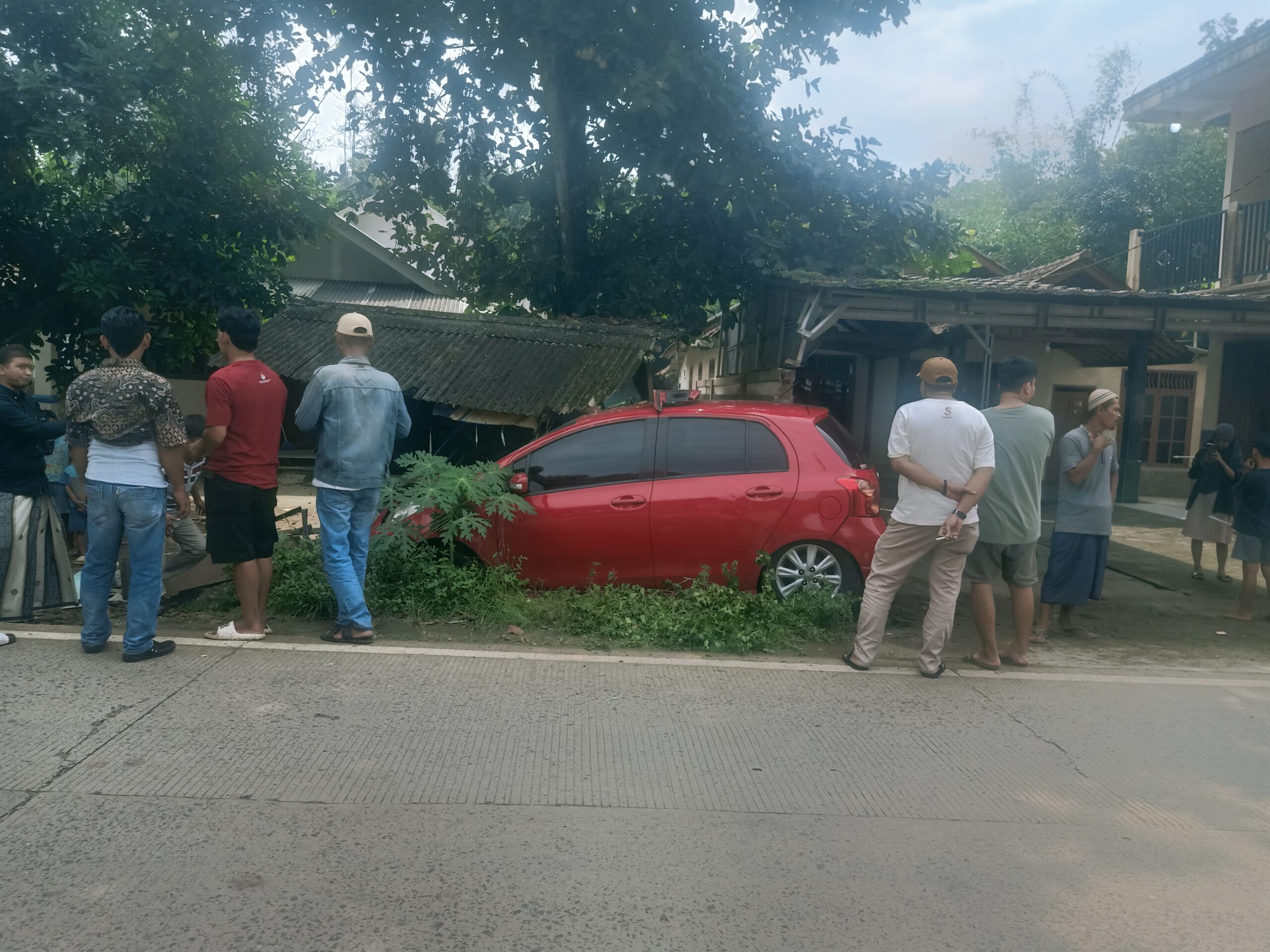 Lakalantas terjadi di Petir, Mobil Yaris jebol pagar rumah warga