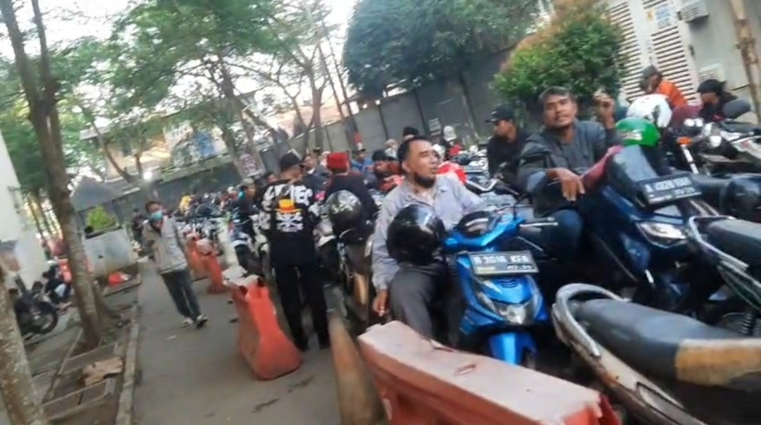 Antusias Masyarakat Tinggi, Ribuan Kendaraan Padati Samsat Jelang Berakhirnya Program Pemutihan Pajak di Banten