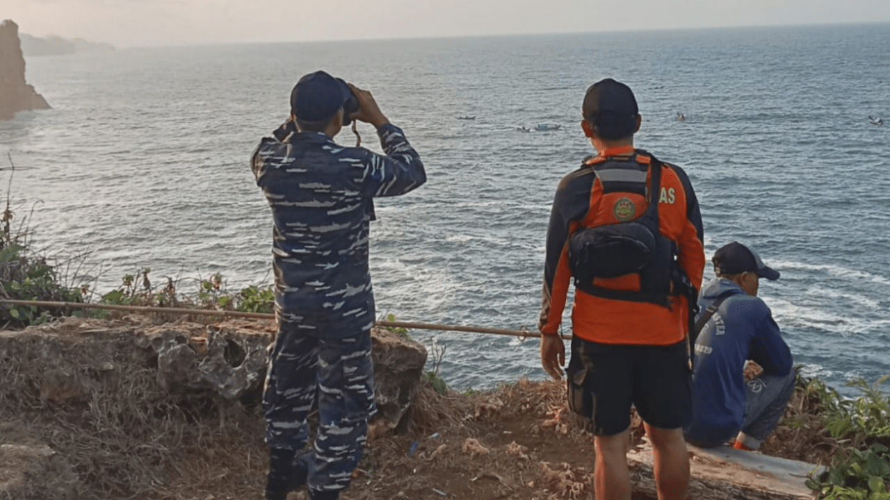Anggota TNI AL Bersama SAR Gabungan Melakukan Pencarian Hari Kedua Wisatawan Hilang di Pantai Siung