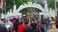 Tuta 6 Bulan Tak Dibayar, Ratusan Guru Unjuk Rasa Tuntut Pemprov Banten