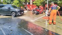 Pos Damkar Pinang Bantu Bersihkan Sisa Lumpur di SDN Kunciran 9 Kota Tangerang Pos Damkar Pinang Bantu Bersihkan Sisa Lumpur di SDN Kunciran 9 Kota Tangerang