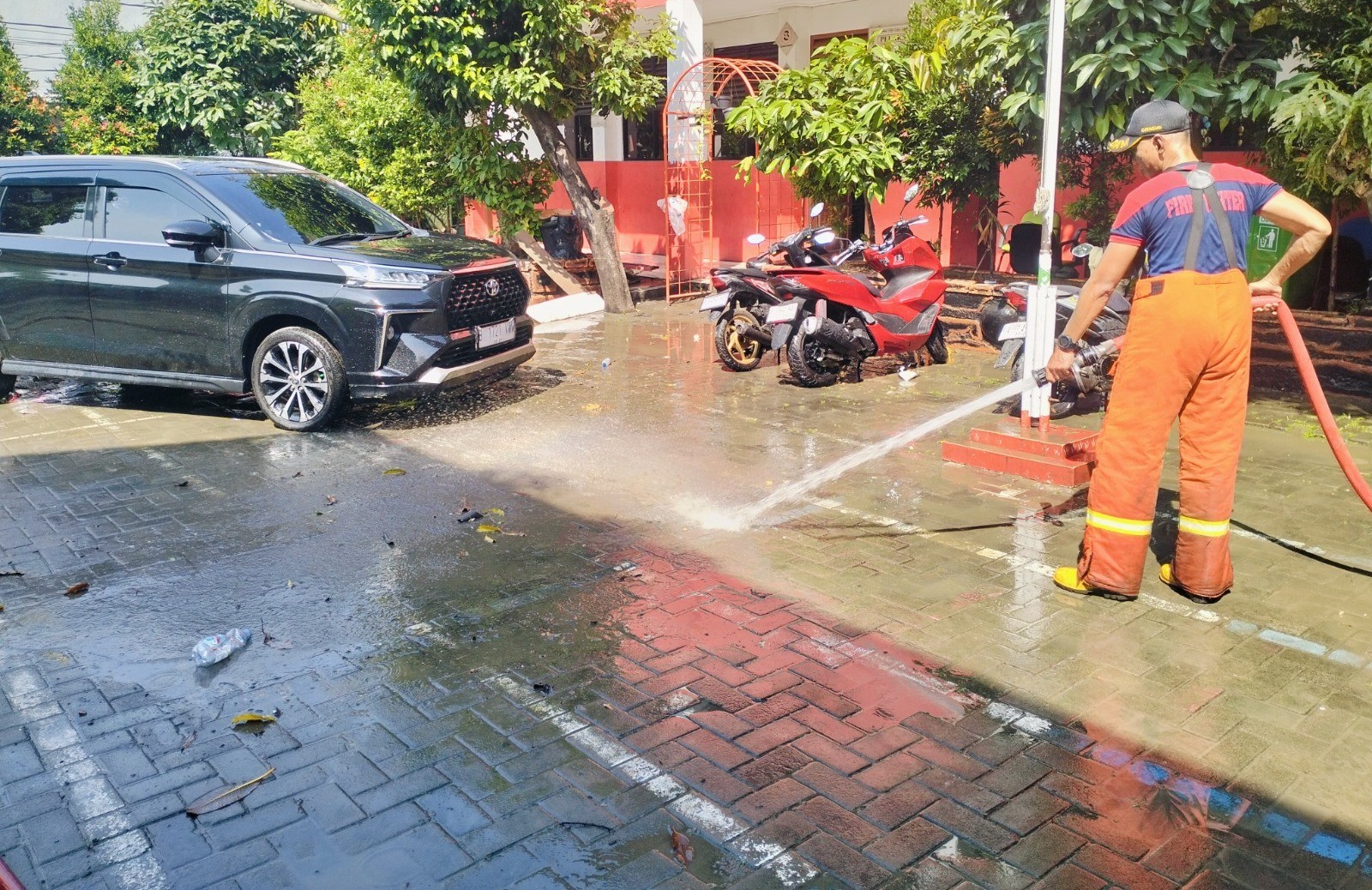 Pos Damkar Pinang Bantu Bersihkan Sisa Lumpur di SDN Kunciran 9 Kota Tangerang