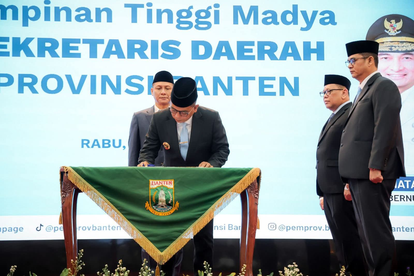 Gubernur Andra Soni Lantik Deden Apriandhi Sebagai Sekda Provinsi Banten Gubernur Andra Soni Lantik Deden Apriandhi Sebagai Sekda Provinsi Banten