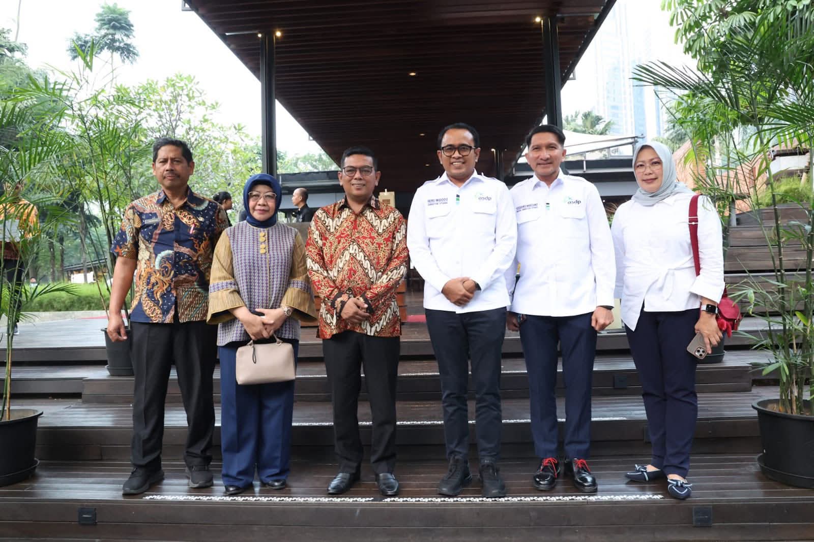 Silaturahmi Dengan Dirut ASDP, Gubernur Banten Andra Soni Bahas Pengembangan Pelabuhan Penyeberangan Merak