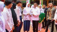 Gubernur Banten Andra Soni Serahkan Buku Tabungan Program Sekolah Gratis Tahun Ajaran 2025/2026