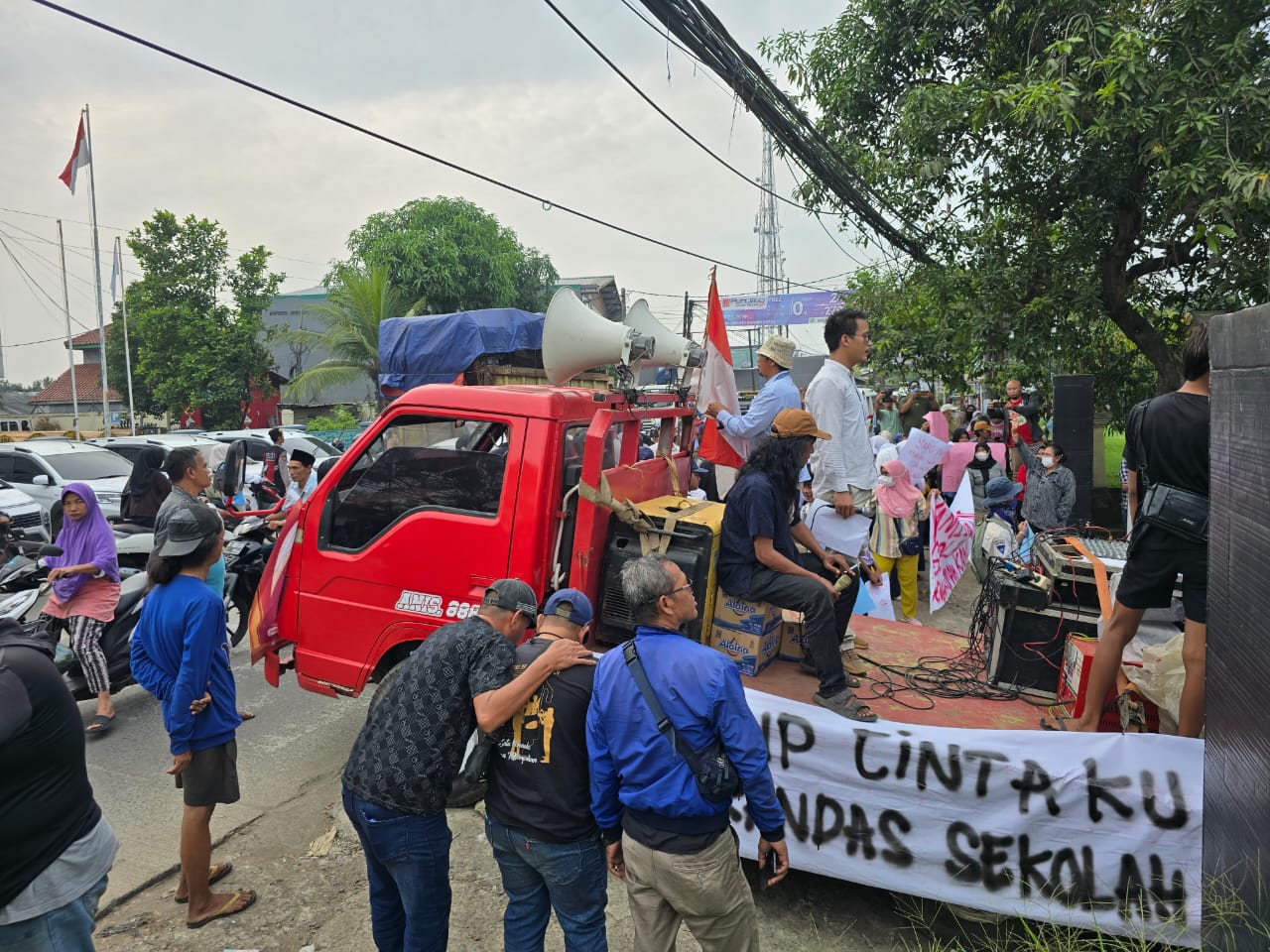 Orang Tua Siswa yang Anaknya Tak Diterima di SMKN 2 Kabupaten Tangerang Gelar Demo