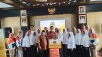 Camat Rajeg dan Kades Daon Terharu 9 Warganya Dapat Umroh Gratis dari Bank BTPN Syariah Camat Rajeg dan Kades Daon Terharu 9 Warganya Dapat Umroh Gratis dari Bank BTPN Syariah