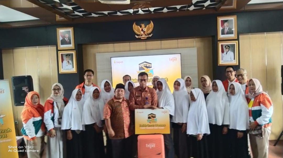 Camat Rajeg dan Kades Daon Terharu 9 Warganya Dapat Umroh Gratis dari Bank BTPN Syariah
