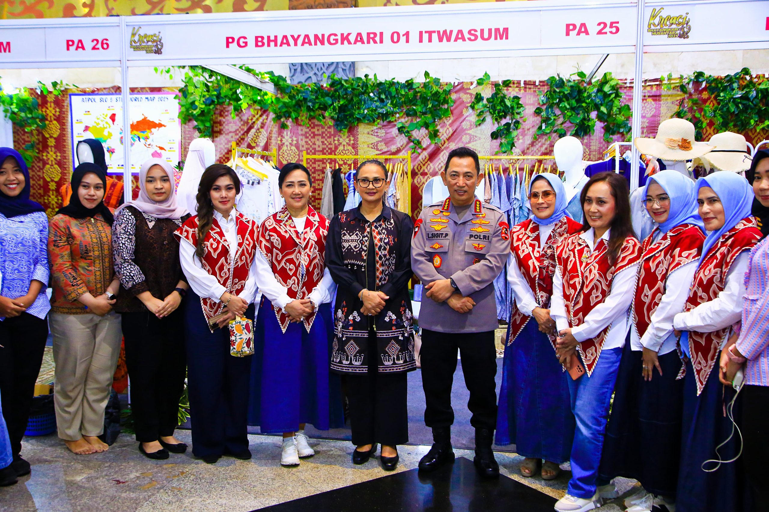 Kapolri Tinjau Bazar Kreasi Bhayangkari Nusantara 2025, Dorong Pertumbuhan UMKM