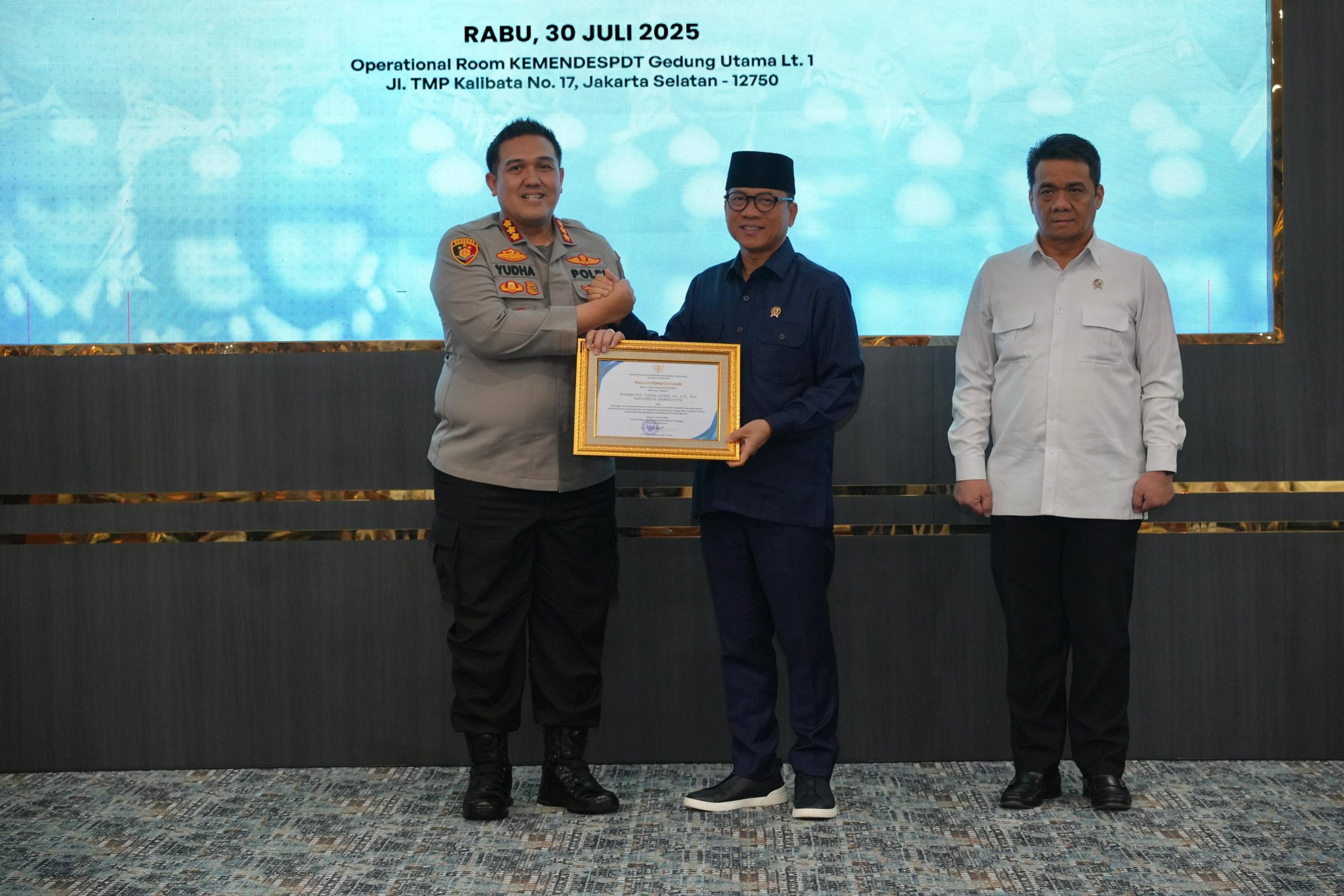 Kapolresta Serang Kota Terima Penghargaan dari Menteri Desa dan PDT