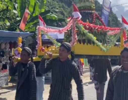 Ribuan Warga dan Nelayan Pantai Sadeng Gelar Tradisi Petik Laut