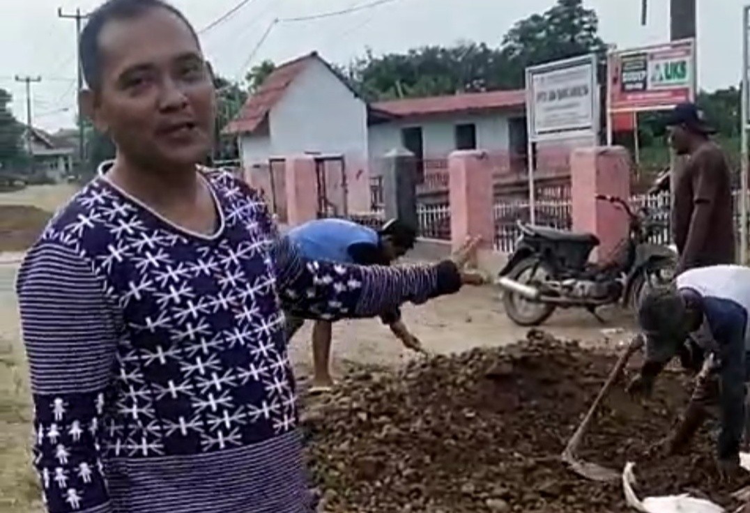 Viralnya Kondisi Jalan yang Rusak, Jadi Sorotan Tokoh Masyarakat Gabus Wetan Indramayu Viralnya Kondisi Jalan yang Rusak, Jadi Sorotan Tokoh Masyarakat Gabus Wetan Indramayu