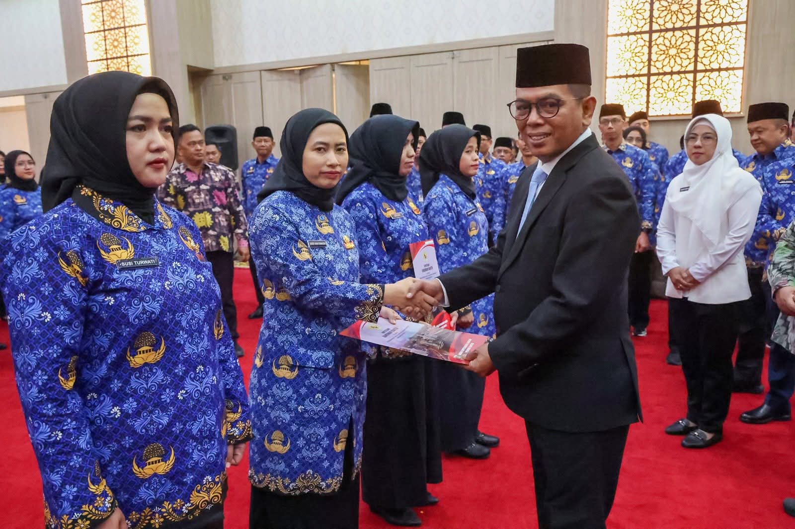 Gubernur Banten Andra Soni Serahkan 9.709 SK PPPK Formasi 2024.