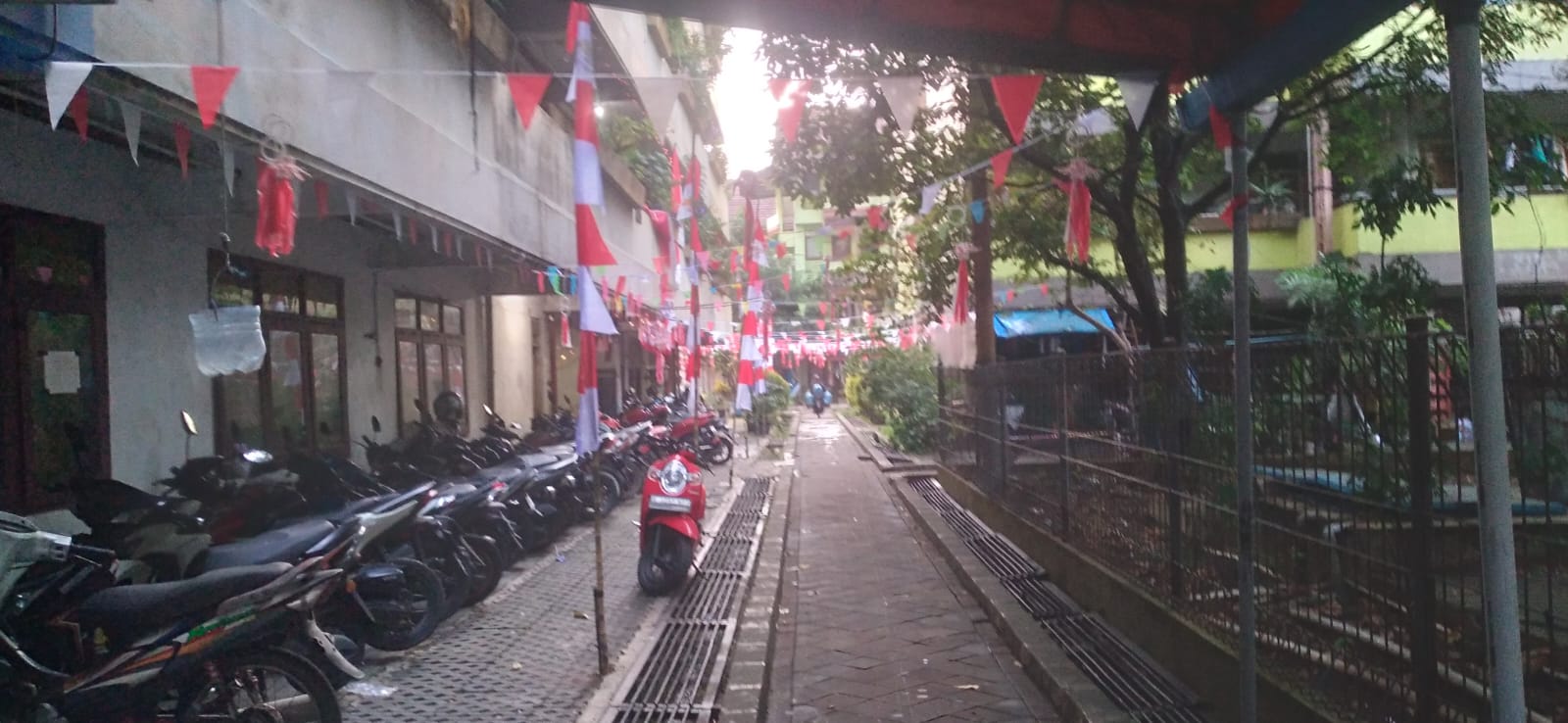 UPT Rusunawa Disperkimtan Kota Tangerang Laksanakan Pemasangan Bendera Merah Putih dan Persiapan Upacara Bersama Warga Rusunawa