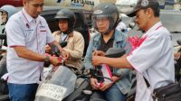 Kolaborasi DPW dan DPD IWOI Jateng Bersama Polsek Semarang Barat Bagikan Bendera Merah Putih di Exit Tol Krapyak