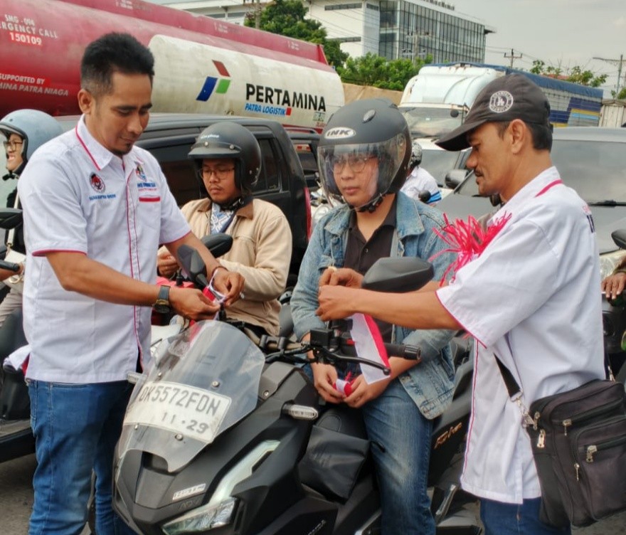 Kolaborasi DPW dan DPD IWOI Jateng Bersama Polsek Semarang Barat Bagikan Bendera Merah Putih di Exit Tol Krapyak Kolaborasi DPW dan DPD IWOI Jateng Bersama Polsek Semarang Barat Bagikan Bendera Merah Putih di Exit Tol Krapyak