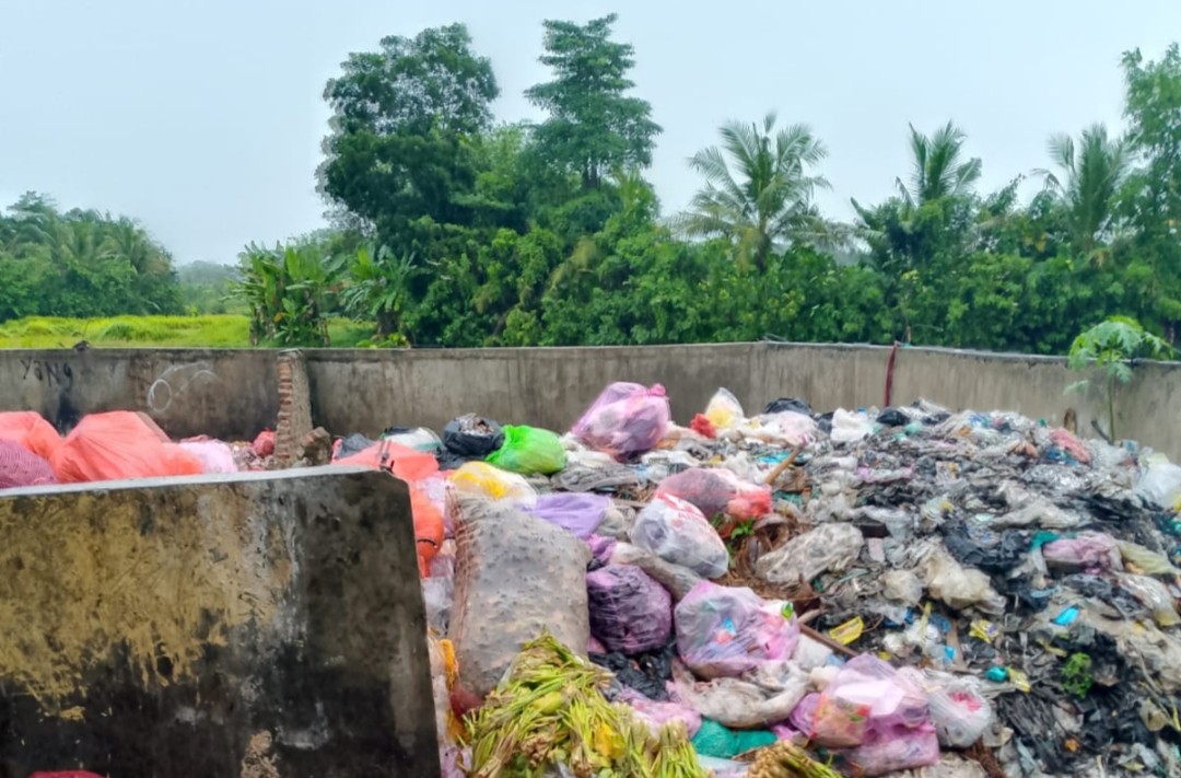 Sampah Menumpuk di Pasar Petir, Timbulkan Bau Tak Sedap dan Rawan Penyakit