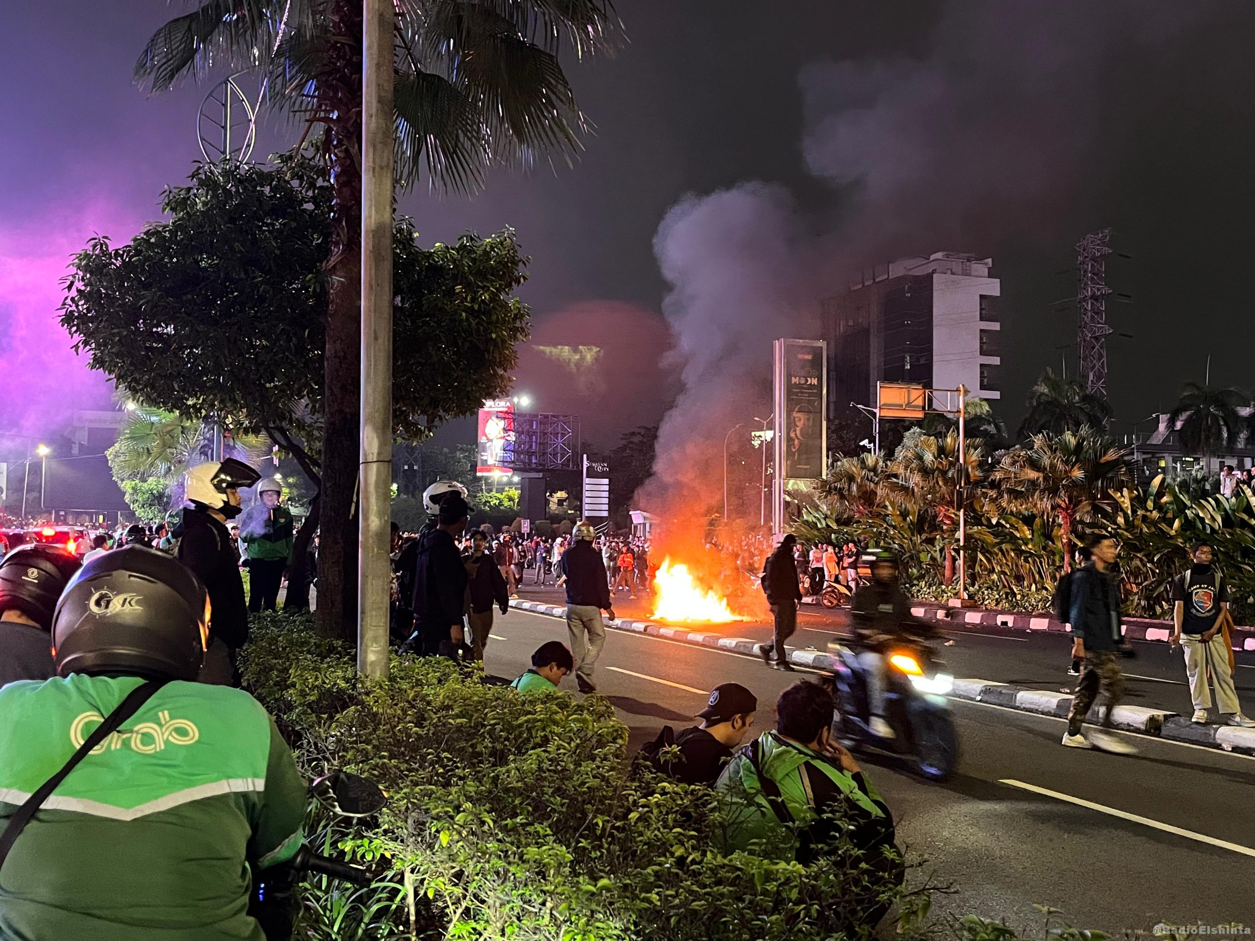 Demo Ricuh Dipicu Lemparan Bom Molotov, 1 Driver Ojol Meninggal Demo Ricuh Dipicu Lemparan Bom Molotov, 1 Driver Ojol Meninggal